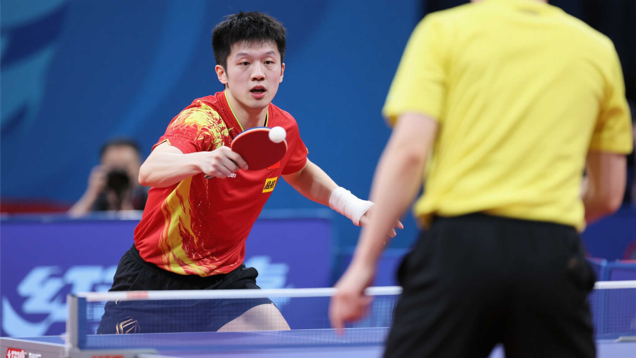 惊险!林高远为避球双膝跪地,起身时痛苦捂头 惊险!林高远为避球双膝跪地,起身时痛苦捂头